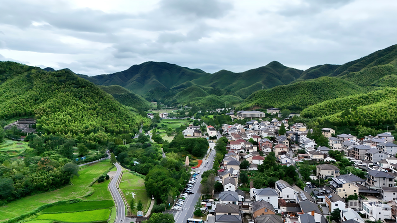 绿水青山环抱的安吉余村风光(央广网记者 尚天宇 摄)