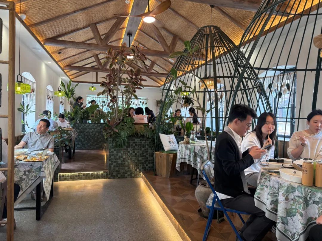 在大连东关街历史文化街区，顾客正在餐厅内用餐