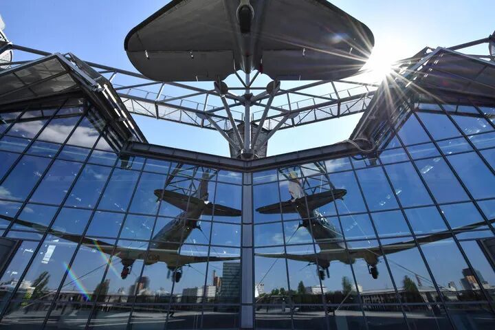 2024年5月17日,一架飞机在位于柏林的德国科技博物馆航空展区展出。新华社记者任鹏飞摄