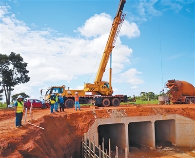 鲁里公路项目建设过程中预留野生动物迁徙通道。　　马景泽摄