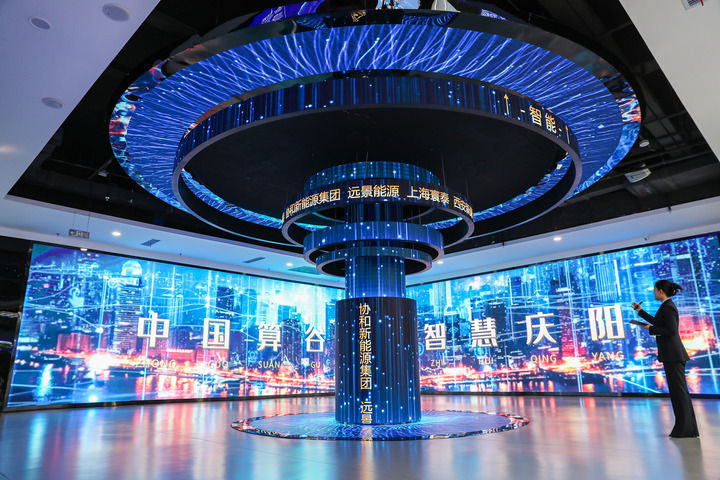 在全国一体化算力网络国家枢纽节点（甘肃）庆阳数据中心集群展示中心，工作人员介绍“东数西算”工程规划及建设推进情况（2025年1月6日摄）。新华社记者 郎兵兵 摄