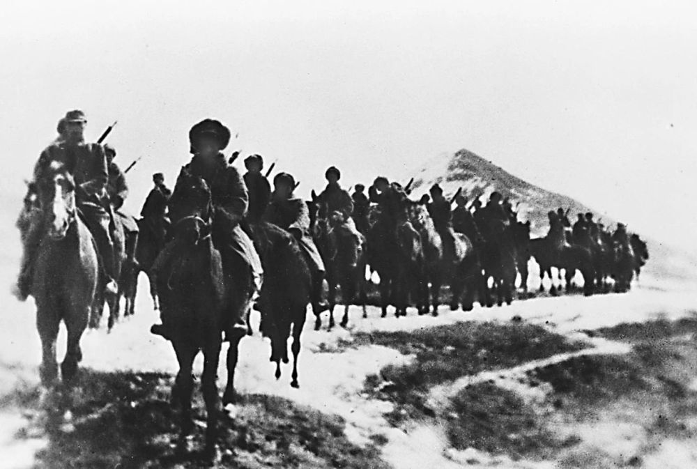 这是东北抗日联军骑兵部队。新华社资料片