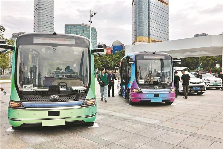 11月3日,在十五运会和残特奥会自动驾驶场景应用启动仪式上亮相的自动驾驶巴士。图片来自广州市人民政府官方网站