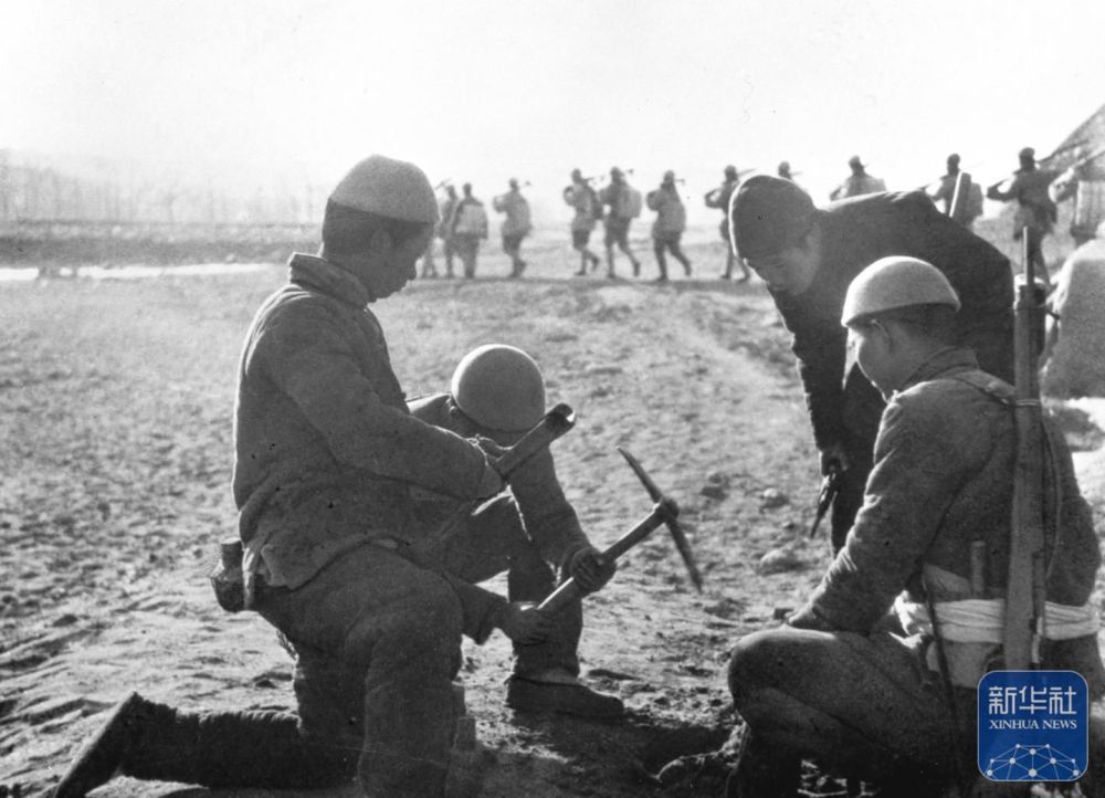 中国人民抗日战争开始时间最早、持续时间最长。在中国共产党倡导并建立的抗日民族统一战线旗帜下,中华儿女前赴后继、勠力同心,付出巨大牺牲打败了穷凶极恶的日本军国主义者,谱写了抗日战争胜利的伟大篇章。这是1943年,日军对晋察冀边区进行秋季“扫荡”时,民兵埋设地雷,打击敌人。