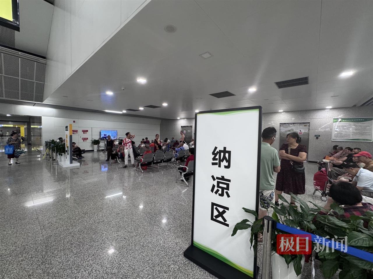重庆轨道交通环线涂山地铁站内的纳凉区