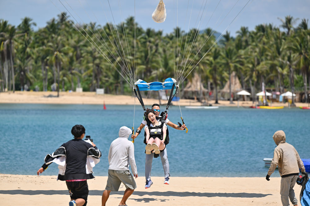 5月2日，游客在三亚塔赫跳伞基地体验跳伞。新华社记者 郭程 摄
