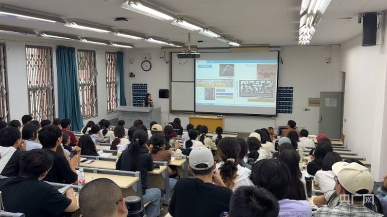 老师正在给学生介绍古建上的图案（央广网发 侯静波 摄）