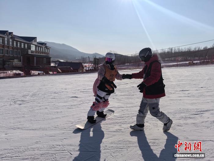 于淼(右一)正在教学员滑雪。　石洪宇 摄