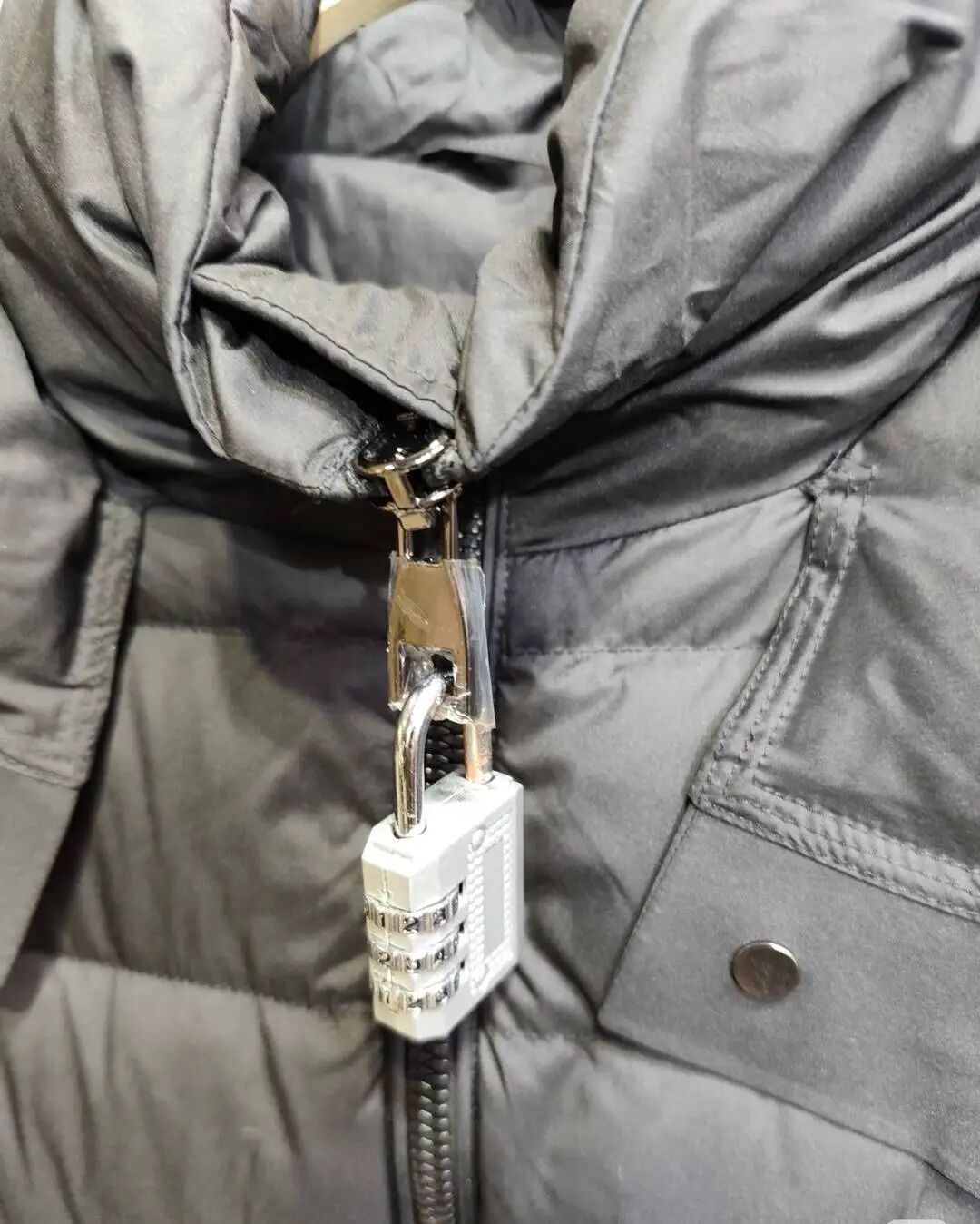 商家在羽絨服上掛密碼鎖(圖據(jù)商家)