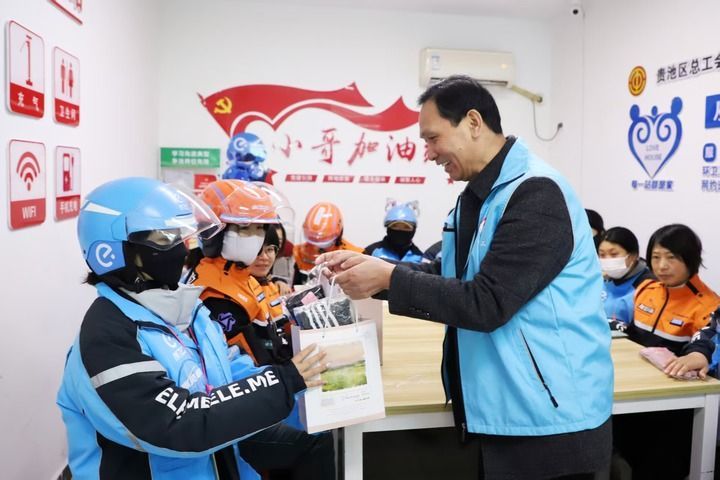 安徽省池州市贵池区委社工部工作人员为外卖骑手送上围巾、护膝等防寒物资。(受访者供图)