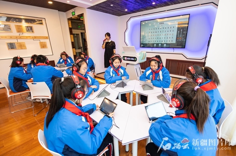 昌吉市“泉昌情·刺桐国学书院”里，昌吉市第二中学学生在有声朗读训练空间朗读古诗词（1月12日摄）。何龙摄
