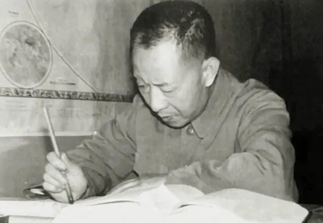 ◆赋闲在家的胡耀邦潜心读书。