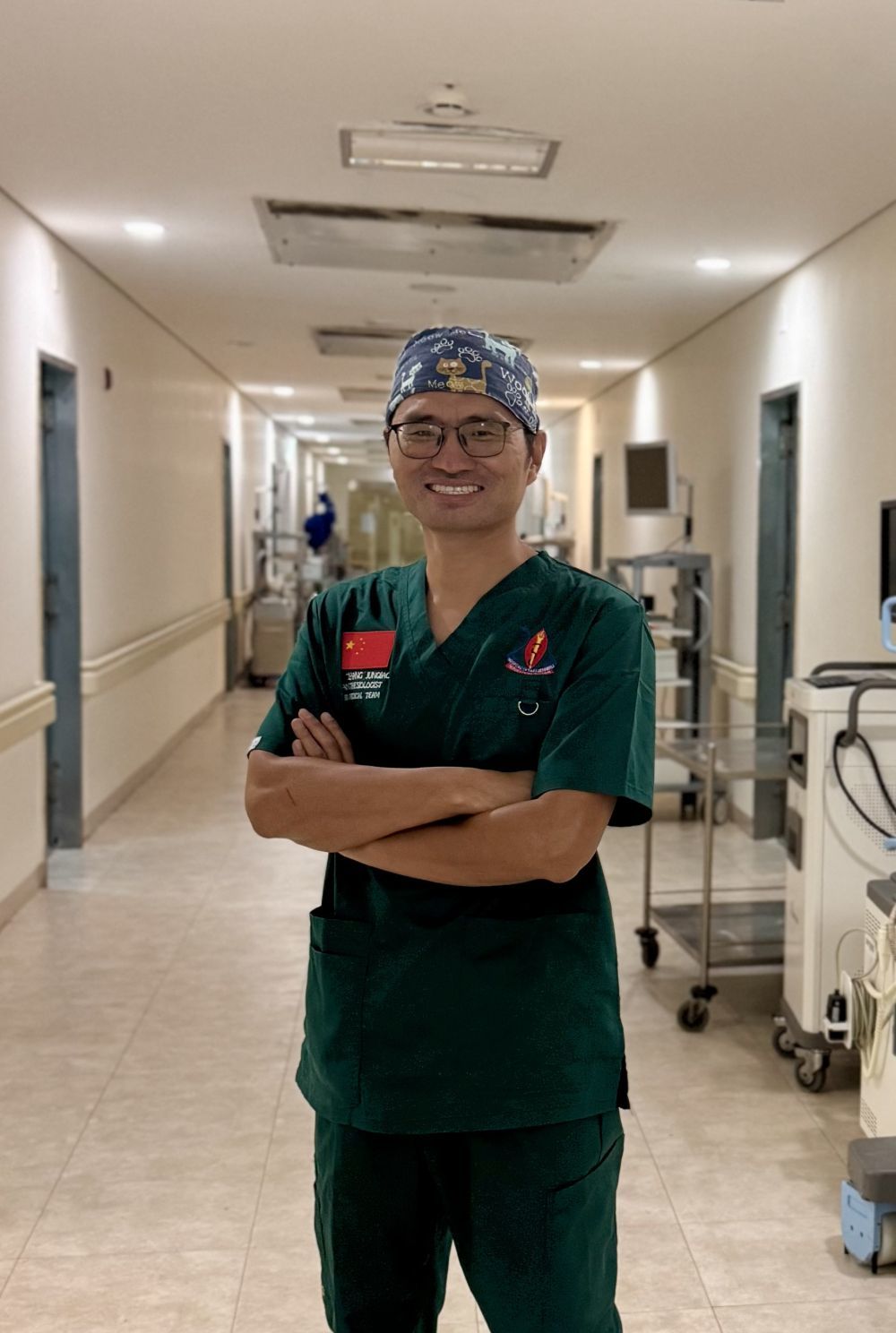 2025年5月18日，第27批中国援坦桑尼亚医疗队队长张军桥在达累斯萨拉姆穆欣比利国立医院留影。新华社发