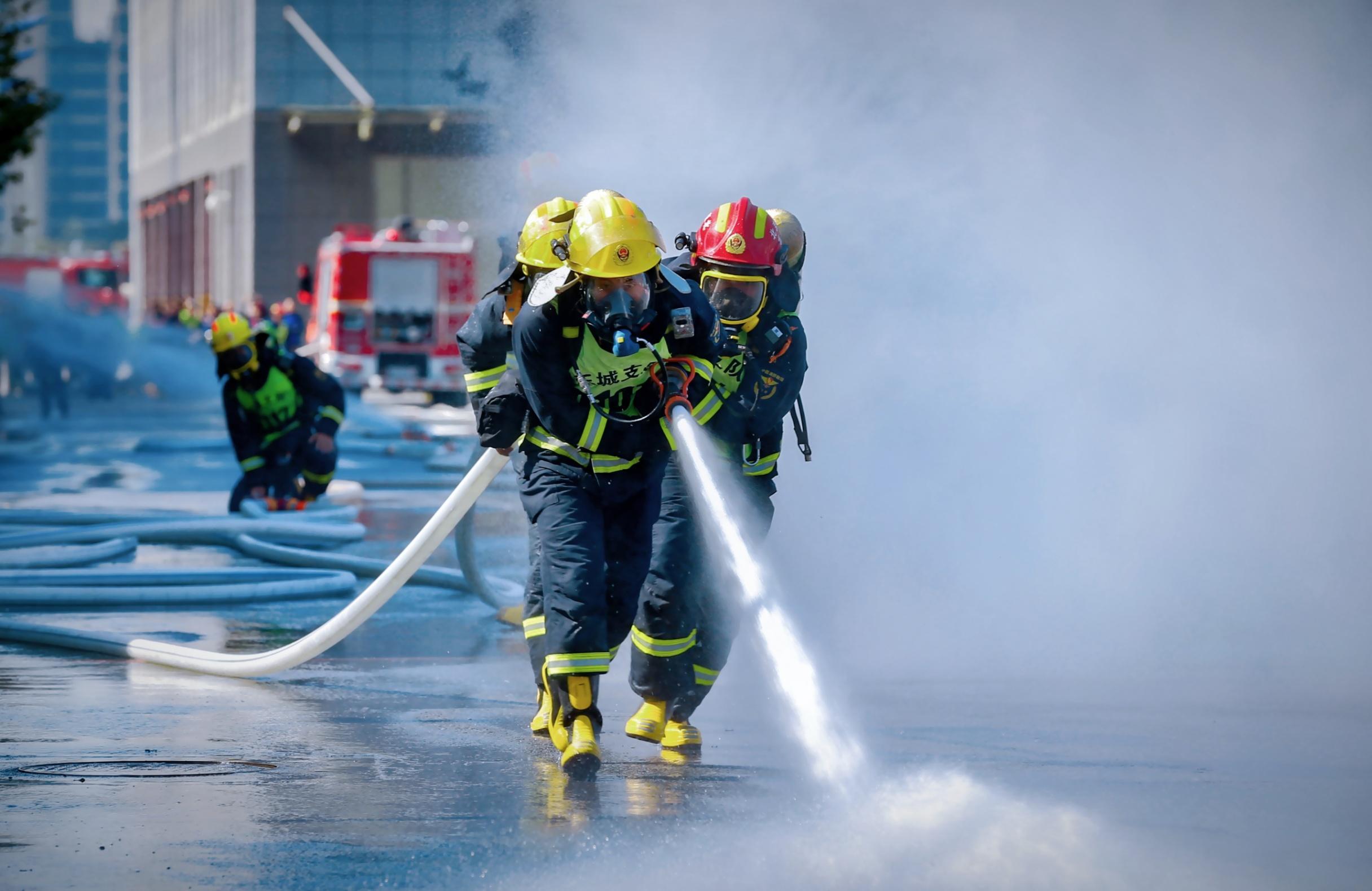图为东城区消防支队在参加2024年北京市消防总队组织的大练兵秋季比武竞赛，该图片为获奖作品之一。主办方供图