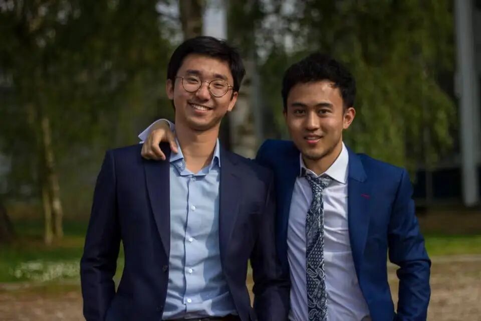 赵典在法国读商学院的第一年,图左人物为赵典