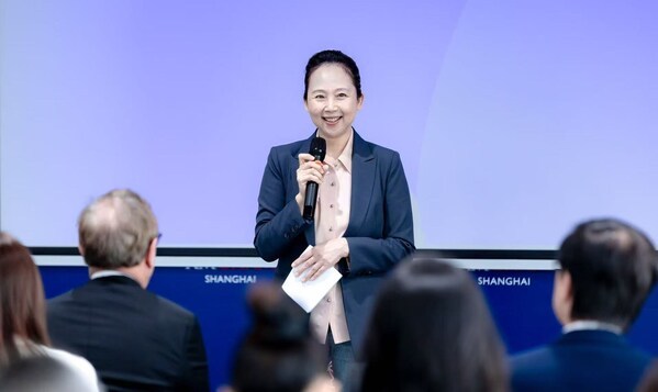 清华大学国家形象传播研究中心主任、爱德曼信任研究院全球顾问范红教授出席发布会