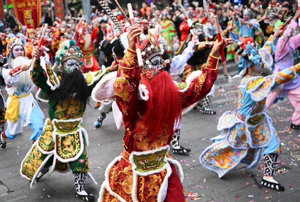 在广东汕头市潮阳区，塔馆英歌队队员在街头表演（2025年1月23日摄）。