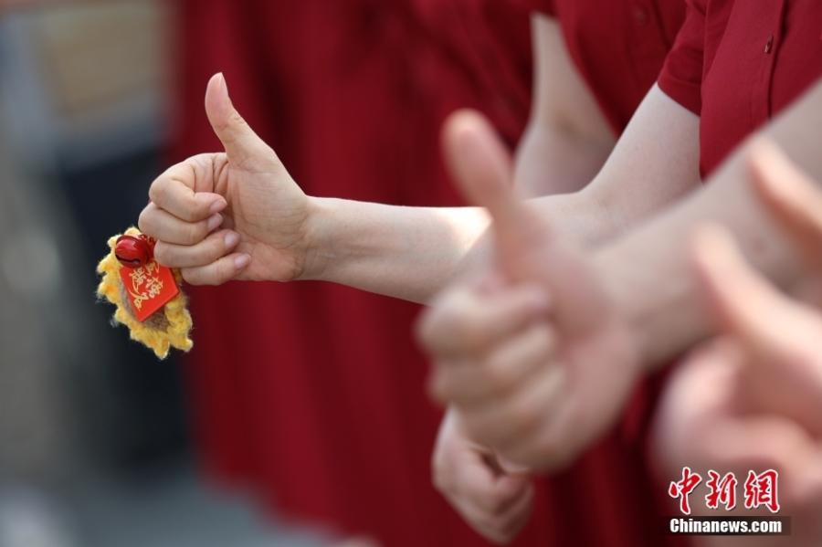 資料圖：2024年6月7日,，在江蘇省南京市雨花臺(tái)中學(xué)考點(diǎn)外，送考的老師為考生加油鼓勁,。中新社記者 泱波 攝