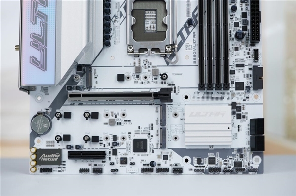 波普艺术高颜值!七彩虹iGame B860M Ultra V20主板图赏