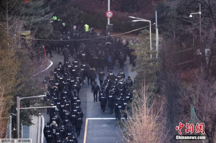 当地时间1月15日,韩国警方及公调处再次执行对尹锡悦的逮捕令。