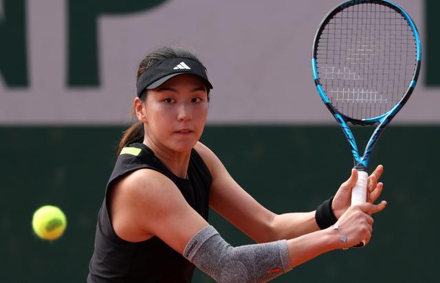 太难了,仅剩郑钦文自己了,1-2:中国又1金花轰然倒下,沮丧离场