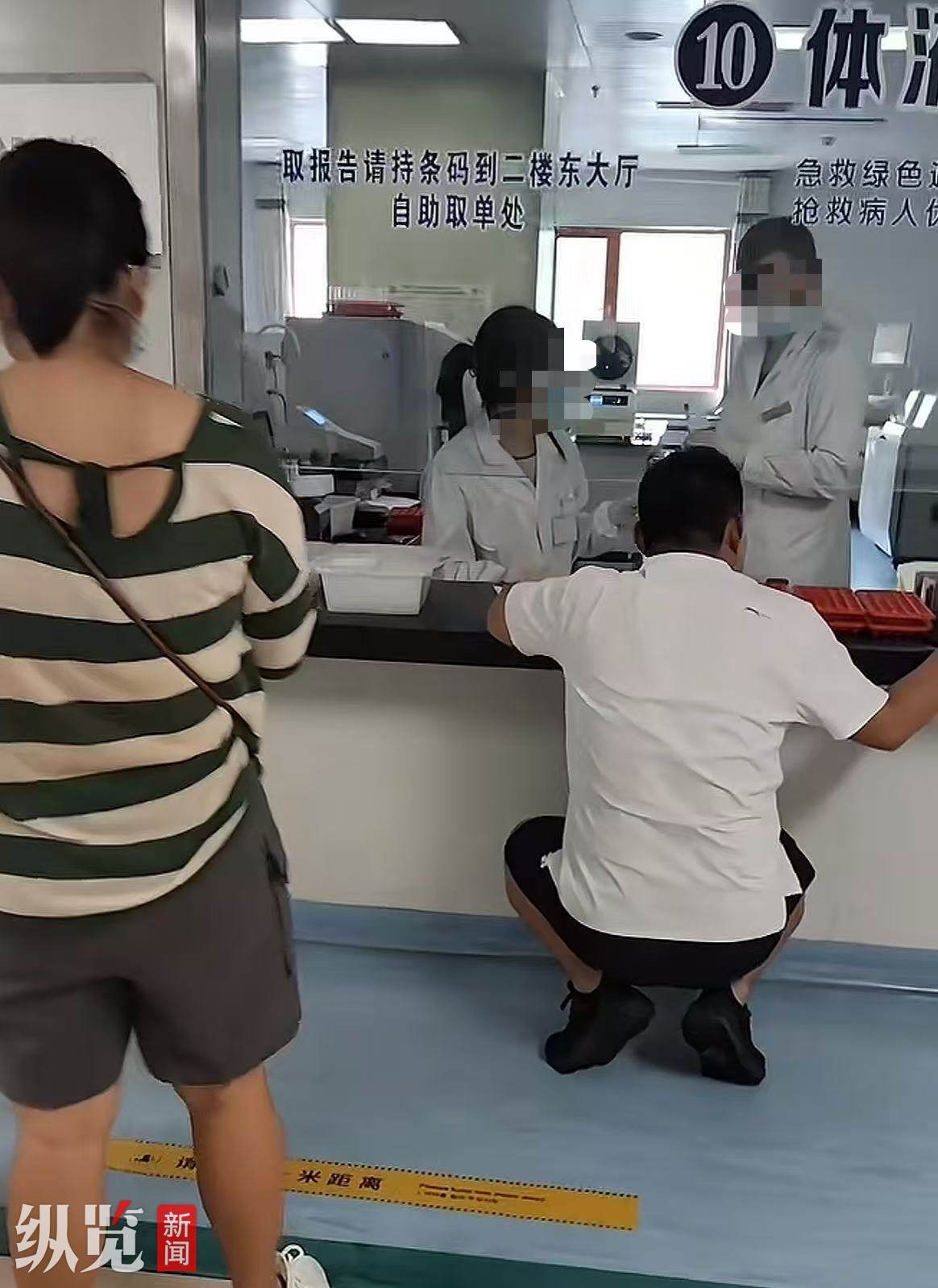 网友发布视频中一男子蹲在窗口前。（来源/网络截图）