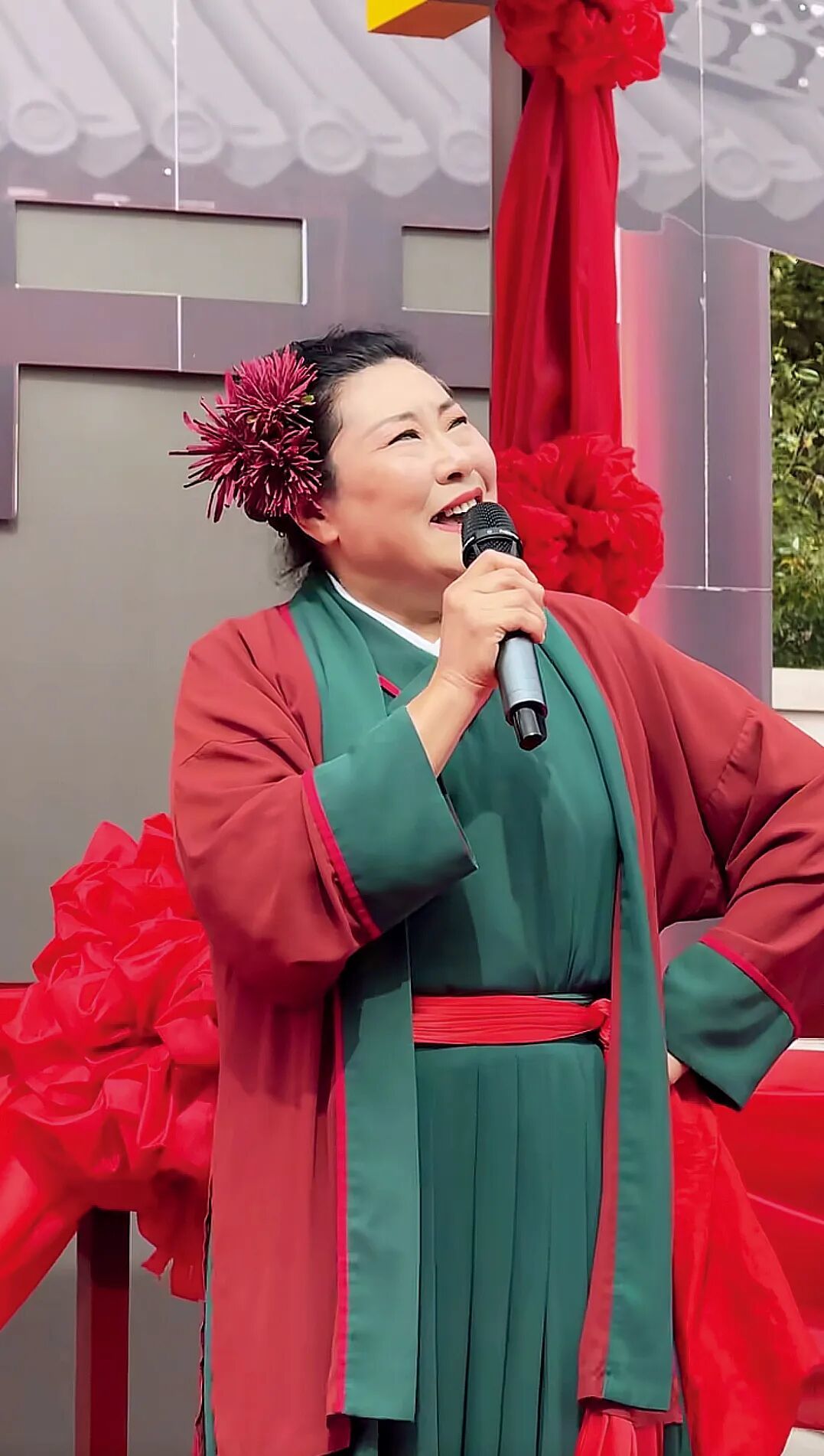 赵梅在河北白石山景区扮演“王婆” (视频截图)