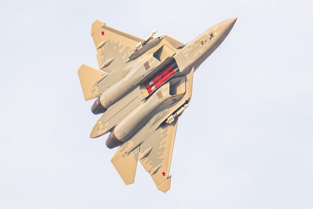 ▲在本届迪拜航展上打开弹舱并展示内挂弹药的飞行中的苏-57战斗机