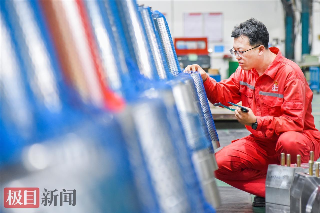 9月1日,权海峰在中国石化机械四机公司泵设备生产车间对即将发运的产品进行抽检。 (极目新闻记者 黄志刚 摄).jpg