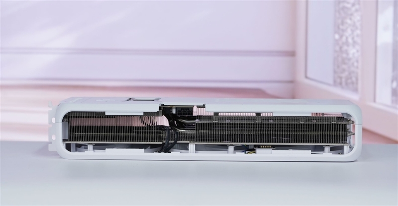 电竞叛客RTX 5070 Ti MAX显卡评测:300W性能释放畅玩4K 隐藏电源线设计海景房绝配