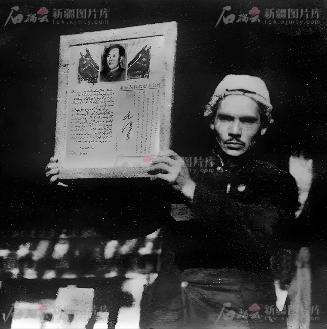 1952年10月16日，帕哈太克里乡农民收到毛泽东主席亲笔回信。袁国祥摄 图片由新疆图片库提供