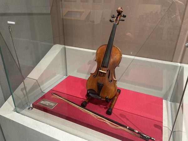 周恩来1944年从重庆带回延安的意大利小提琴。延安革命纪念馆供图