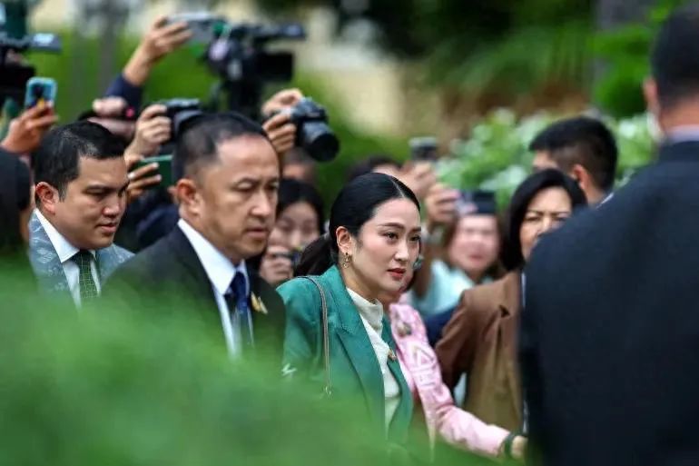 ◆7月1日,佩通坦参加内阁会议后离开政府大楼。