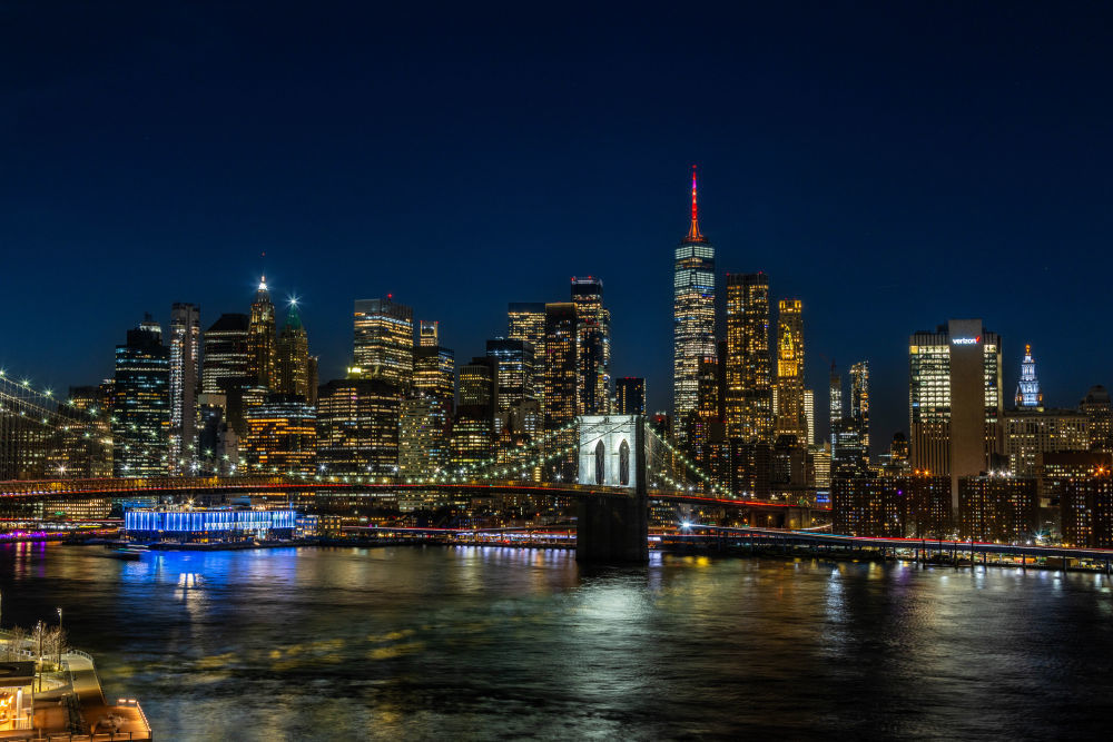 1月28日，美国纽约世界贸易中心一号楼亮起红色灯光。新华社发（周焕新摄）