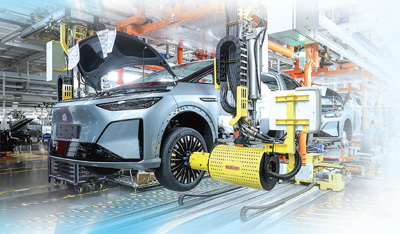 小鹏汽车广州基地总装车间，小鹏X9超级增程车正在组装下线。胡嘉颖摄