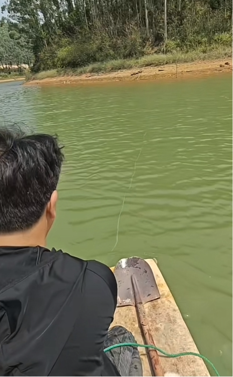 陈先生一家人用自制小船涉水到小岛上祭祖。受访者提供、潇湘晨报
