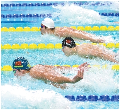 运动员在十五运会游泳项目男子100米蝶泳决赛中。　