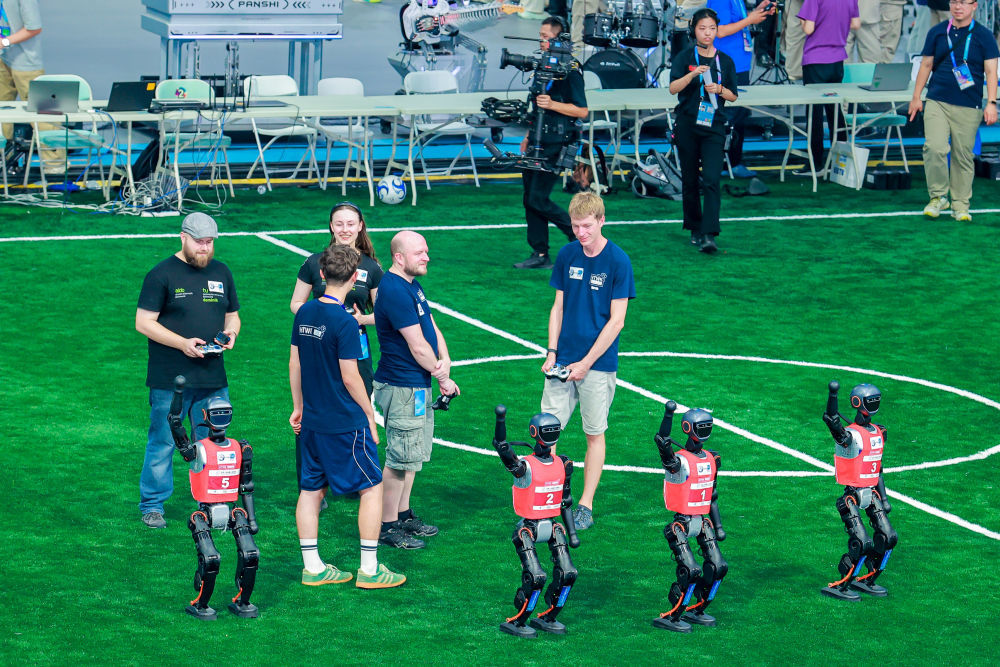 图为外国代表队正使用加速进化机器人。新华社发