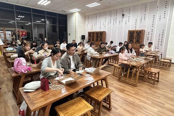 国庆中秋假期,辽宁省博物馆开展了中秋节花灯制作活动。