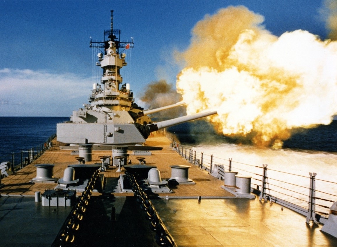 现代化改装后的BB-63“密苏里”号在“沙漠风暴”行动中炮击伊军阵地