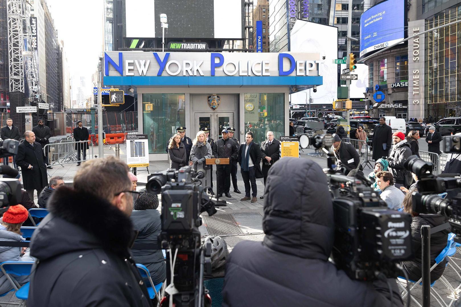 ▲当地时间2025年12月30日,美国纽约市长在纽约警察局举行的新闻发布会上,就新年夜安保准备工作发表讲话 图据视觉中国