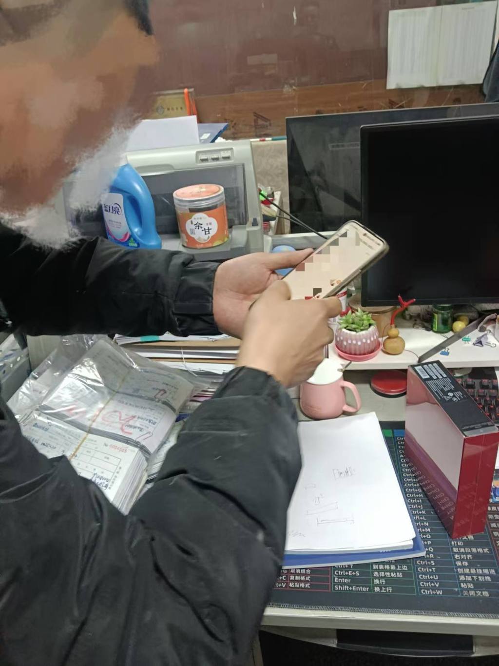 货拉拉司机取手机时拍照查验