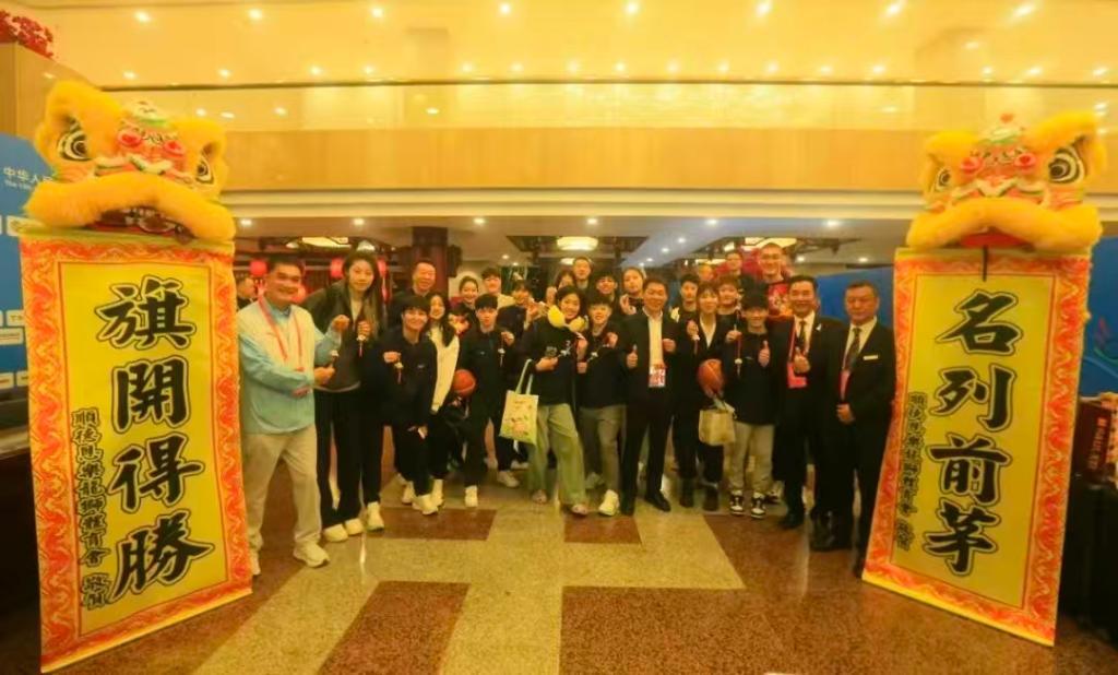 两头黄色醒狮担任起“迎宾员”。受访者供图