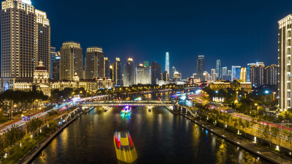 海河游船航行在天津狮子林桥附近水域（无人机照片）。新华社记者 赵子硕 摄