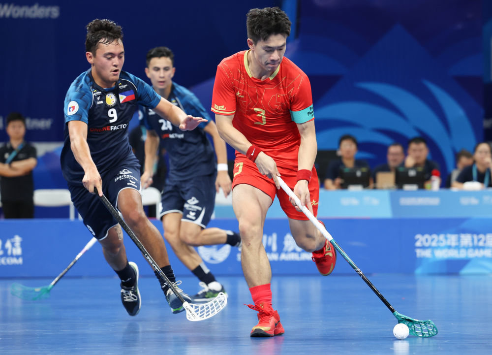 8月12日，中国队球员杜三洋（右一）在软式曲棍球男子第七名争夺赛中带球进攻。新华社记者 梁旭 摄