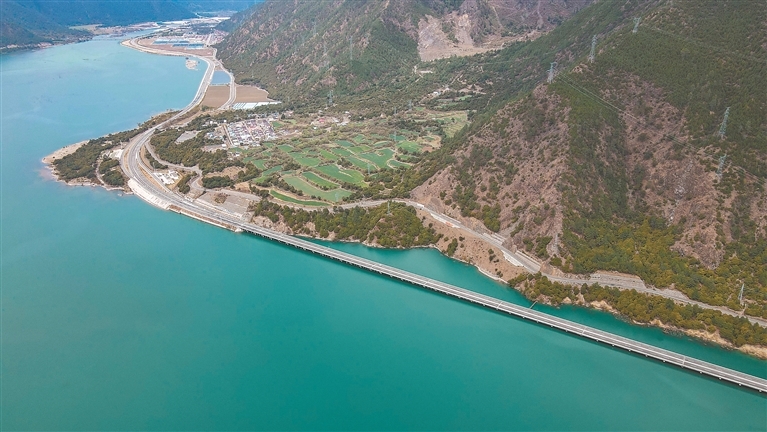 图为拉林高等级公路跨尼洋河纵向桥(多布特大桥)风光。记者 刘枫 摄