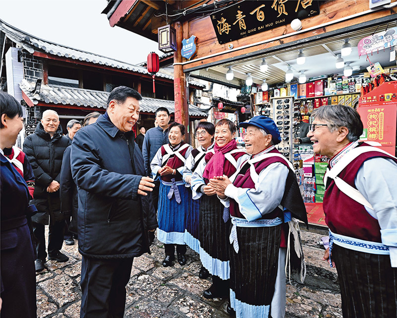2025年3月19日至20日，中共中央总书记、国家主席、中央军委主席习近平在云南考察。这是19日下午，习近平在丽江古城考察时，与当地居民亲切交流。 新华社记者 燕雁/摄