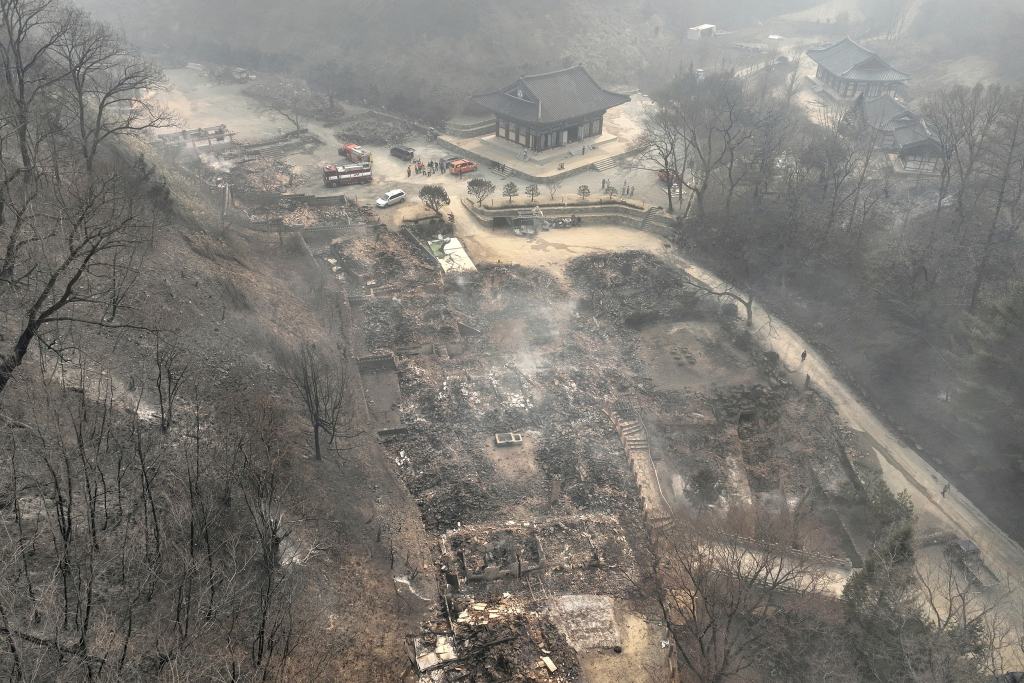 当地时间2025年3月26日，韩国义城郡，千年古刹孤云寺因森林火灾被烧成灰烬，只剩下一堆瓦片。视觉中国 图