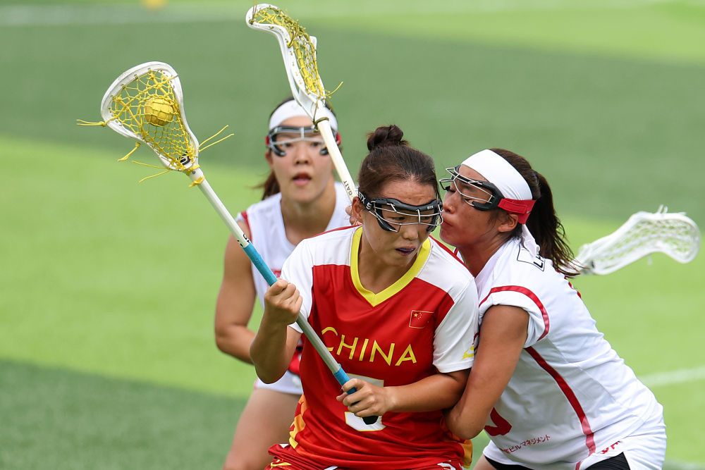 8月8日，中国队球员陈丽（中）在与日本队的比赛中拼抢。新华社记者 陈斌 摄