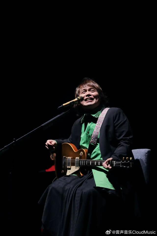 伍佰在乌鲁木齐演唱会现场照。